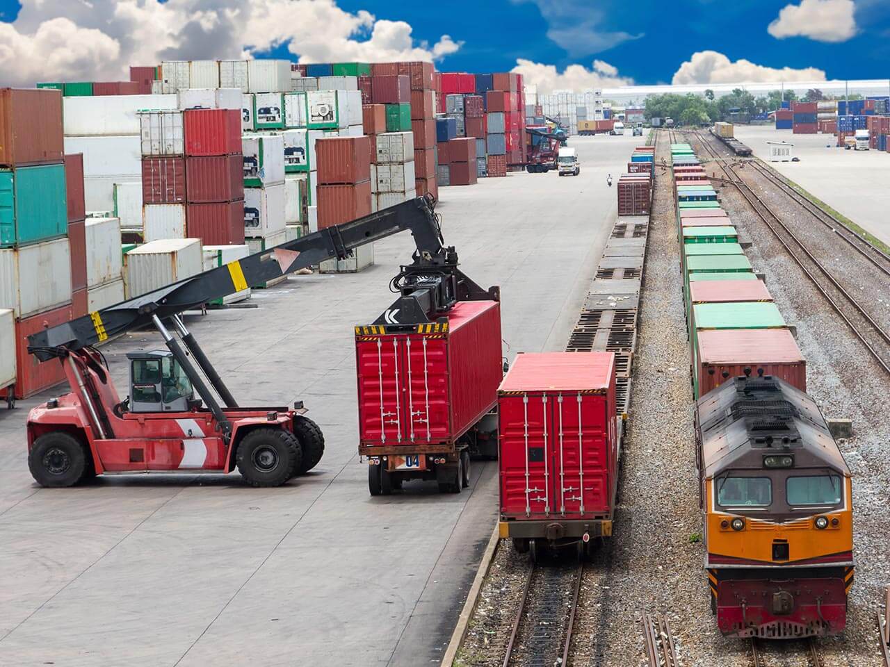 En truck som laster container fra trailer til tog: multimodal jernbane / veitransport i Europa